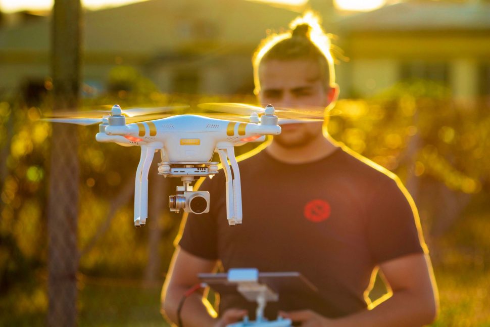 Kameraman operující DJI dron Phantom 3 Pro